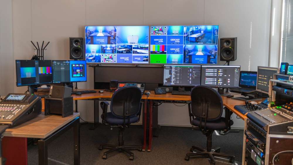 In de regieruimte van de Webinar Studio Leeuwarden kan een team van professionals een zeer professionele uitzending of opname maken.