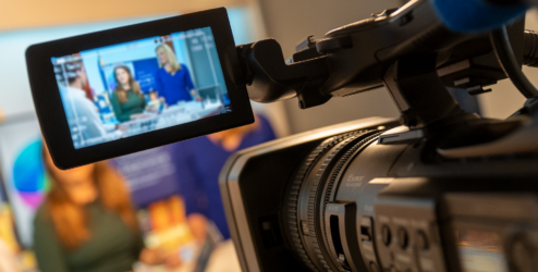 Met maximaal 3 camera's kunnen de sprekers in beeld gebracht worden