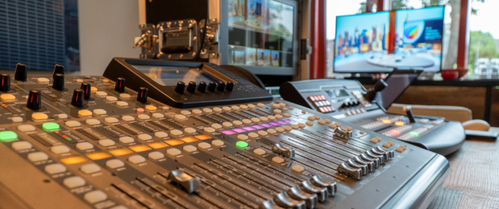 Achter de schermen worden geluid en camerabeelden nauwkeurig in de gaten gehouden