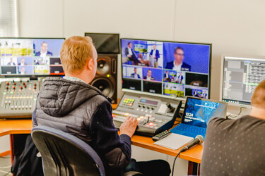 Met de videomixer worden de camera's geschakeld