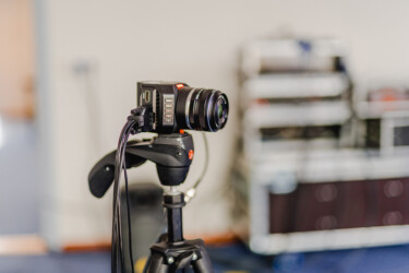 Het licht is rood, de camera is live