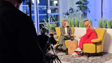 Een interview in de 'haardvuur-gesprek' opstelling. Een interview in haardvuur-gesprek opstelling in de Webinar Studio Leeuwarden