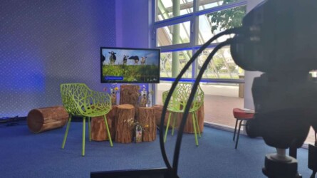 Een informele interviewsetting in de Webinar Studio Leeuwarden