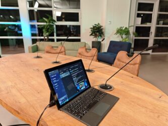 Vragen komen binnen op de tablet van de presentator. Vragen komen binnen op de tablet van de presentator in de Webinar Studio Leeuwarden.