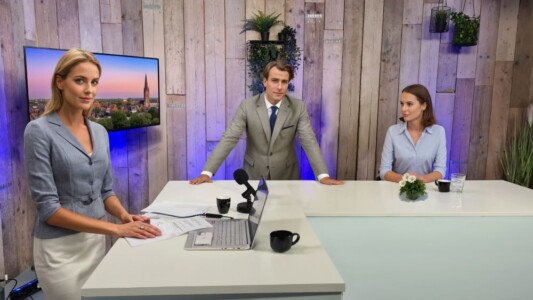 Een presentator met 2 gasten in de studio. Webinar Studio Utrecht Europalaan