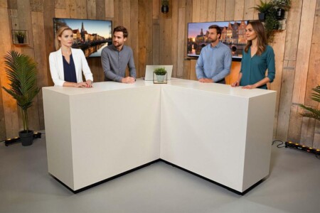 Een webinar met 4 personen achter de desk.