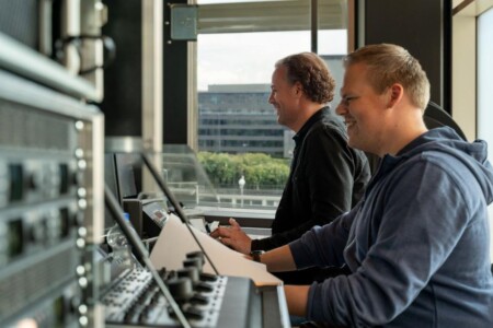 Vanuit de regieruimte worden de camera's geschakeld, video's ingestart en microfoons ingeregeld.